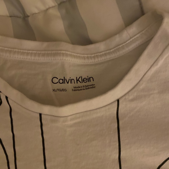 Calvin Klein tshirt - Picture 2 of 3